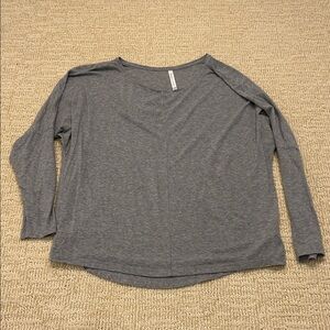 EUC - oversized gray l/s top from Aritzia - size Large - SO SOFT!